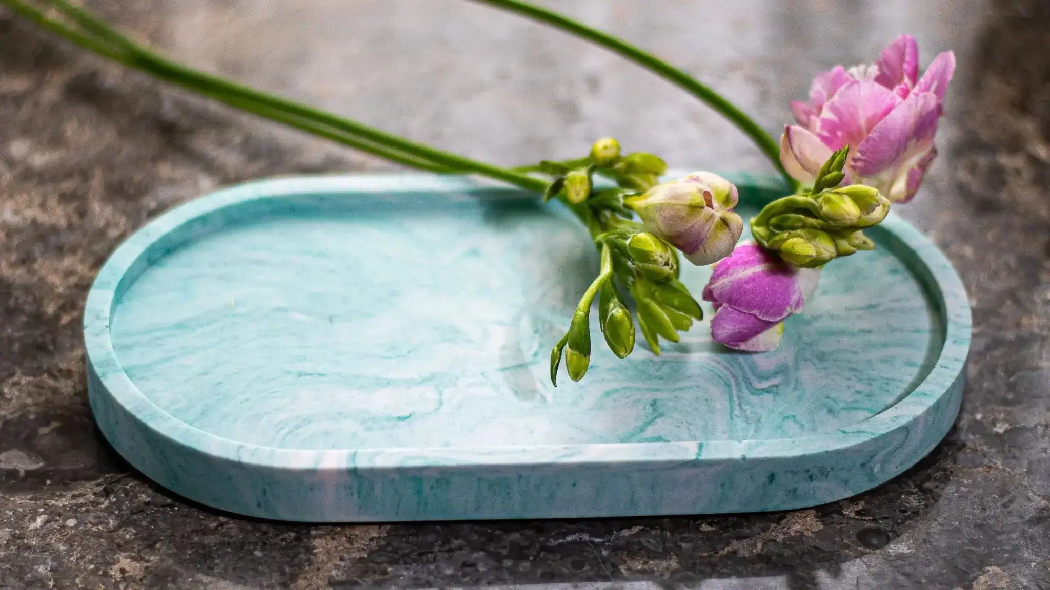 Handcrafted Jesmonite marble tray – eco-friendly home décor piece.