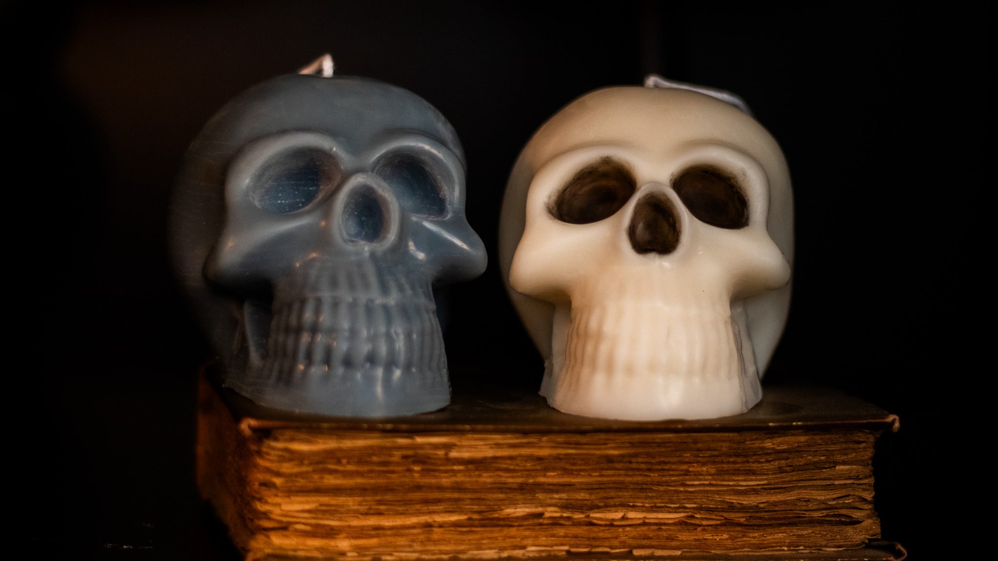 Lumânare parfumată Gothic Skull sculpturală din ceară de soia, ideală pentru Halloween