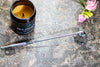 Stingător de lumânări numit 'Candle Snuffer' de la magazinul Votive, ideal pentru lumânările de aromaterapie și mosc