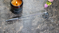 Stingător de lumânări 'Candle Snuffer' de la magazinul Votive, ideal pentru lumânările de aromaterapie, cu parfum de mosc
