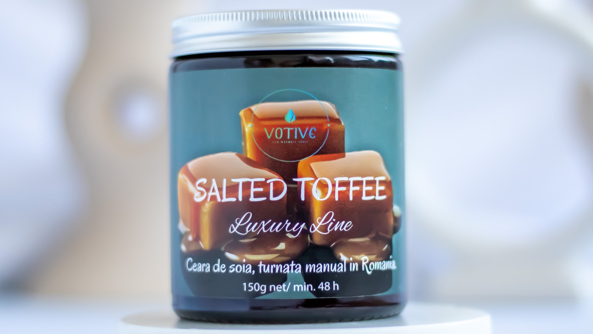 Lumânare parfumată Salted Toffee de la Votive, în recipient elegant de sticlă