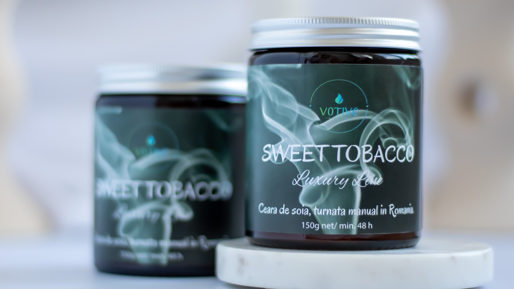 Lumânare eco-friendly Sweet Tobacco din ceară de soia cu uleiuri parfumate premium.